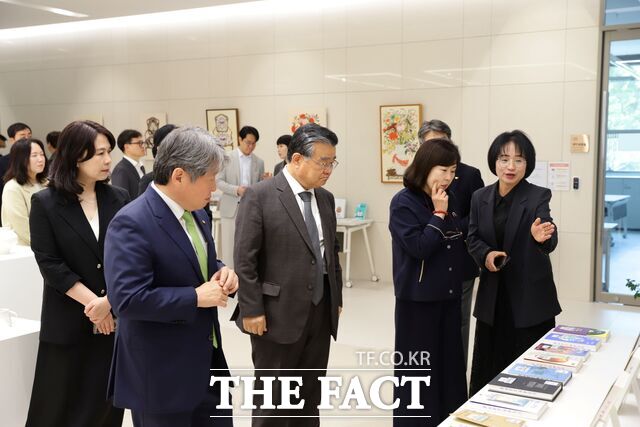 이동진 건양사이버대 총장과 김용하 건양대 총장을 비롯한 관계자들이 북콘서트 도서 전시 공간을 둘러보고 있다. /건양사이버대