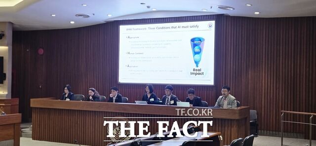 23일 열린 제82차 UN ESCAP 총회 공식 사이드 이벤트에서 국립한밭대 최창범 교수(오른쪽에서 첫 번째)가 'AHA 프레임워크'를 발표하고 있다. /한밭대