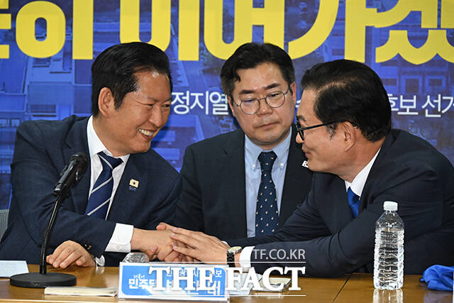 정청래 대표와 최고위원을 비롯한 참석자들이 회의를 앞두고 기념촬영하는 모습.