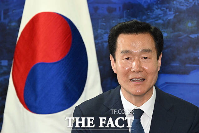 정청래 대표와 최고위원을 비롯한 참석자들이 회의를 앞두고 기념촬영하는 모습.