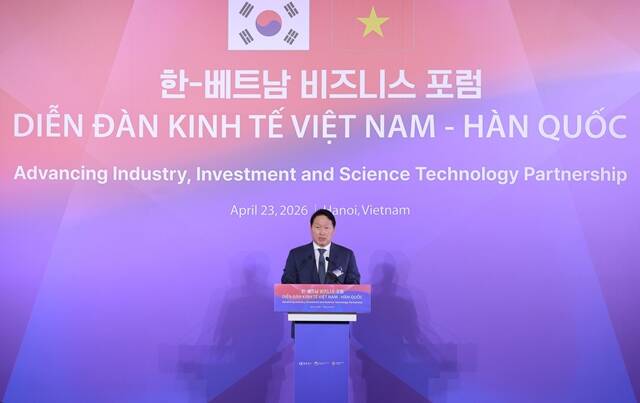 최태원 SK그룹 회장 겸 대한상의 회장이 지난 23일 베트남 하노이에서 열린 한·베트남 비즈니스 포럼에서 환영사를 하고 있다. /대한상의