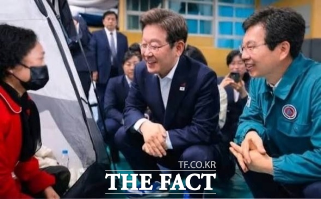 딥페이크 엄벌을 외쳐온 정치권이 정작 단속 예산 편성에는 소홀하다는 지적이다. 사진은 AI를 이용한 합성 의혹이 제기된 이재명 대통령과 박병규 광주 광산구청장(오른쪽)의 사진. 박 구청장은 지난해 12월31일 해당 사진이 2025년 5월 금호타이어 광주공장 화재 이재민 대피소에서 찍힌 실제 사진이라고 밝힌 바 있다. /광산구 제공