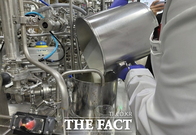 지난 23일 찾은 경기 용인 hy 중앙연구소에는 야쿠르트 대량 생산에 앞서 실제 공정이 어떻게 진행되는지 사전 점검하는 '파일럿 플랜트'가 마련돼 있다. /손원태 기자