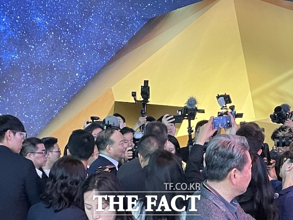 24일 개막한 '2026 베이징 국제 모터쇼'에서 현대차 부스를 방문한 쩡위친 CATL 회장이 취재진에게 둘러싸여 있다. /문은혜 기자