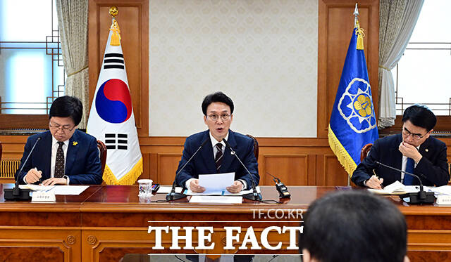 김민석 국무총리가 24일 오전 서울 종로구 정부서울청사에서 열린 성장엔진 연계 지역인재 양성 관계장관회의에 참석해 모두발언을 하고 있다. /임영무 기자