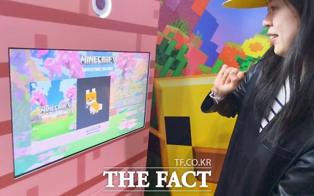 24일 오승혁의 현장은 이날 개막한 고양국제꽃박람회를 찾아 마인크래프트의 어드벤처 빌리지를 체험했다. 해당 공간을 기획한 밀레니얼웍스의 남현지 이사가 뱃지 만들기 부스를 시연하고 있다. /고양국제꽃박람회=오승혁 기자