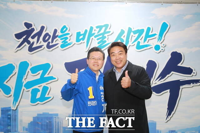 배우 이종원이 장기수 천안시장 예비후보 캠프를 방문해 지지를 선언하며 기념 촬영하고 있다. /장기수 예비후보 캠프