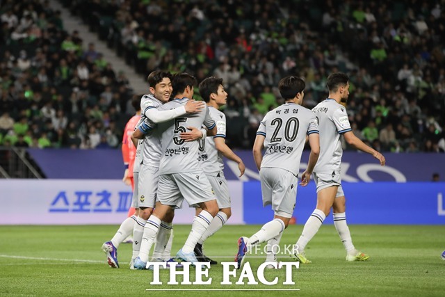 초반 부진을 딛고 상위권 경쟁에 합류한 인천선수들./K리그