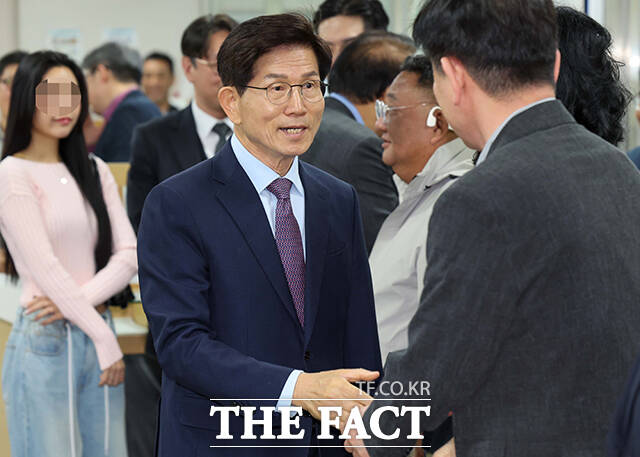 공직선거법 위반 혐의를 받는 김문수 전 고용노동부 장관이 24일 오전 서울 서초구 서울중앙지방법원에서 열린 1심 선고 공판에 출석하고 있다. /박헌우 기자