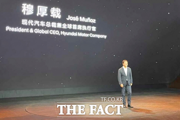 호세 무뇨스 현대차 사장이 24일 개막한 2026 베이징 국제 모터쇼에서 '아이오닉 V' 공개 무대에 올라 발표하고 있다. /문은혜 기자
