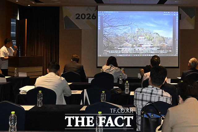 참석자들이 천주산에 대한 설명을 듣고 있다.