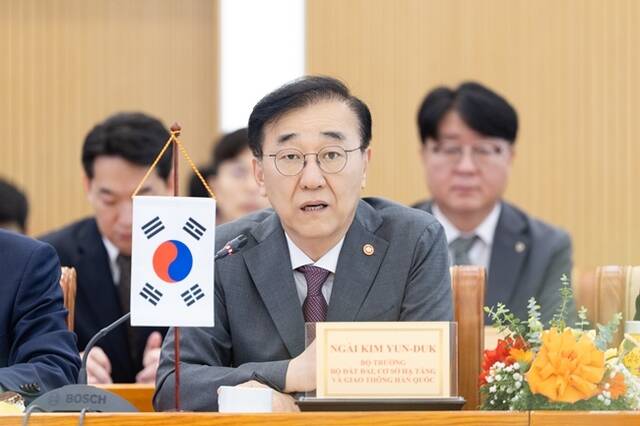 김윤덕 국토부 장관은 지난 21일 쩐 홍 민 베트남 건설부 장관과 만나 'K-신도시 수출 1호 사업'인 박닌성 동남 신도시 조성 사업의 원활한 추진을 위한 지원을 요청했다. /국토교통부