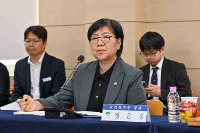 정은경 보건복지부 장관이 영주시 보건소에서 지역 의료 현실에 대한 이야기를 듣고 있다. /영주시