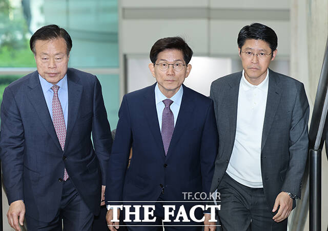 공직선거법 위반 혐의를 받는 김문수 전 고용노동부 장관이 24일 오전 서울 서초구 서울중앙지방법원에서 열린 1심 선고 공판에 출석하고 있다. /박헌우 기자