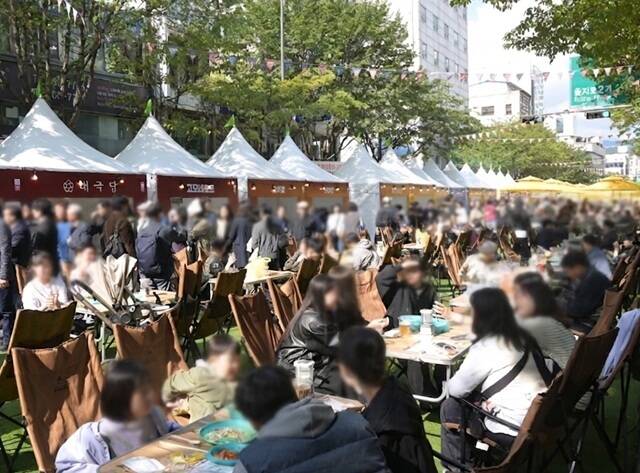 '2026 이순신 축제'에서 서울중구상권발전소가 주관하는 먹거리존은 노포부터 '힙지로' 감성의 맛집까지 25곳이 참여해 165m 구간에 이어진다. /중구