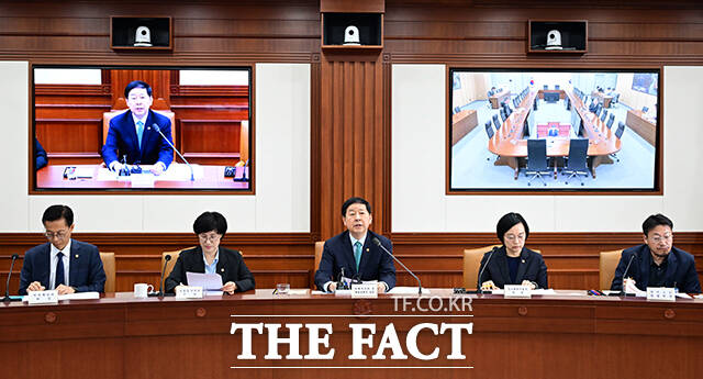 구윤철 부총리 겸 재정경제부 장관이 24일 오전 서울 종로구 정부서울청사에서 열린 비상경제본부회의 겸 국가창업시대 전략회의에 참석해 모두발언을 하고 있다. /임영무 기자
