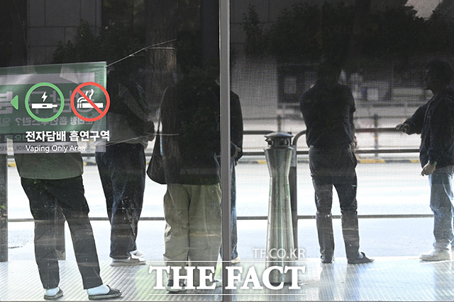 시민들이 금연 구역에서 흡연을 하고 있다.