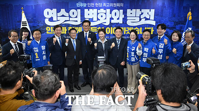 정청래 대표와 최고위원을 비롯한 참석자들이 회의를 앞두고 기념촬영하는 모습.