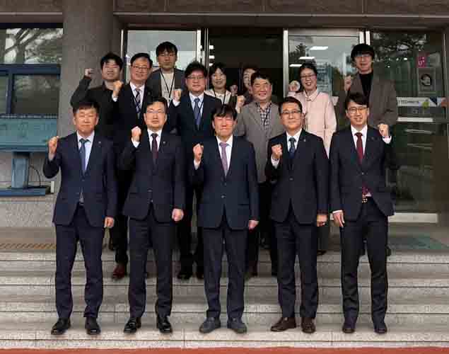 한국폴리텍 이철수 이사장(앞줄 가운데)이 23일 영주캠퍼스를 방문해 K-SHIFT 학사운영 현황을 점검한 뒤 기념촬영하고 있다. /한국폴리텍Ⅵ대학 영주캠퍼스