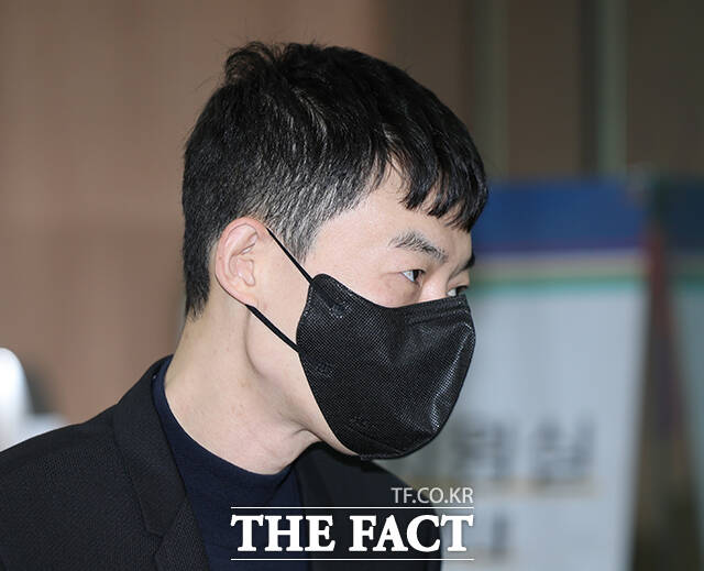 현직 교사들에게 문항을 제공받고 수억 원을 지급한 혐의를 받는 '일타강사' 현우진 씨가 24일 오전 서울 서초구 서울중앙지방법원에서 열린 공판에 출석하던 중 기자들을 피해 발걸음을 돌리고 있다. /박헌우 기자
