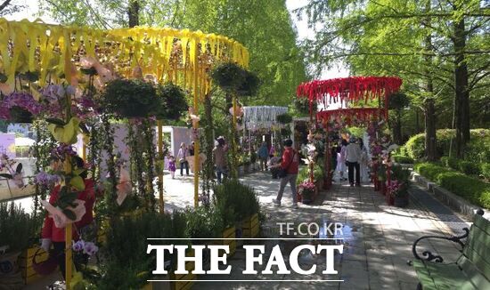 꽃, 시간을 물들이다를 주제로 오는 5월 10일까지 진행되는 2026년 고양국제꽃박람회를 찾은 관람객들이 꽃길을 걸으며 향기와 낭만에 흠뻑 젖고 있다. /양규원 기자