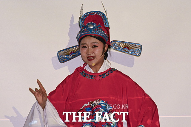 참석자들이 천주산에 대한 설명을 듣고 있다.