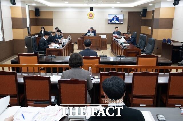 인천시의회 산업경제위원회가 24일 ‘제308회 임시회’ 제1차 회의를 열고 추가경정예산안(1358억 원)을 의결했다./인천시의회