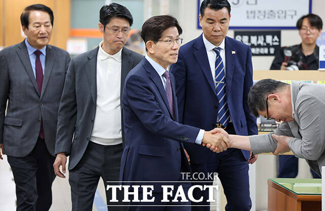 공직선거법 위반 혐의를 받는 김문수 전 고용노동부 장관이 24일 오전 서울 서초구 서울중앙지방법원에서 열린 1심 선고 공판에 출석하고 있다. /박헌우 기자