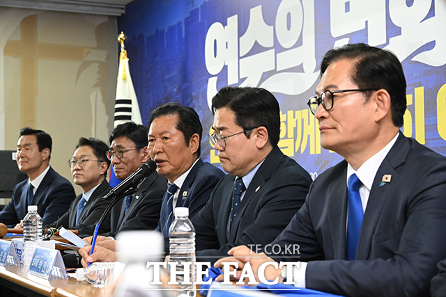 24일 오전 인천 연수구 정지열 연수구청장 후보 선거사무실에서 열린 더불어민주당 현장 최고위원회의에서 정청래 대표(가운데)가 모두발언을 하고 있다. /남윤호 기자