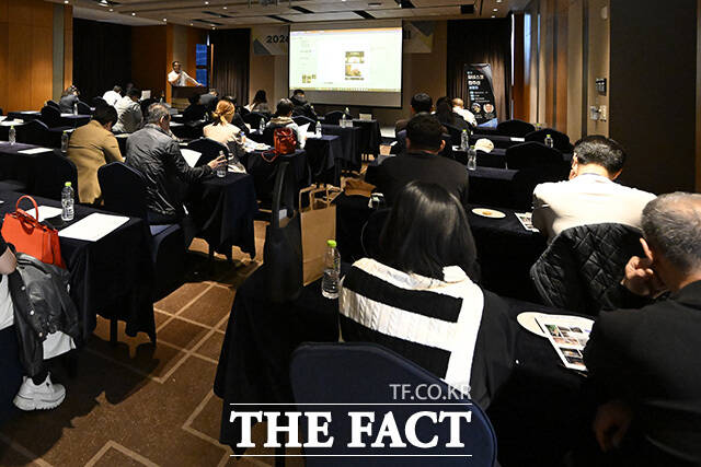 참석자들이 천주산에 대한 설명을 듣고 있다.