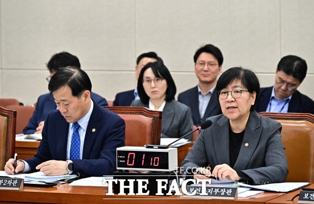 정은경 보건복지부 장관이 지난 2일 오전 서울 여의도 국회에서 열린 보건복지위원회 전체회의에 출석해 추경 관련 질의에 답변을 하고 있다. /국회=배정한 기자