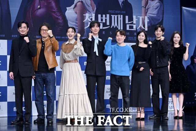 MBC 일일드라마 '첫 번째 남자'가 20회 연장 방송을 확정했다. 사진은 배우 이재황 정찬 오현경 박건일, 강태흠 PD, 배우 함은정 윤선우 김민설(왼쪽부터)이 지난해 12월 '첫번째 남자' 제작발표회에 참석해 포즈를 취하는 모습. /서예원 기자