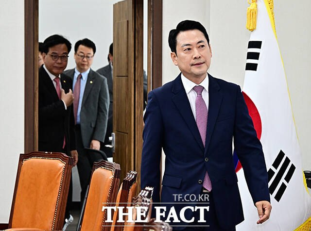 장 대표는 사퇴론에 선을 긋고 있다. 사진은 장 대표가 지난 23일 오전 서울 여의도 국회에서 열린 최고위원회의에 참석하고 있는 모습. /배정한 기자