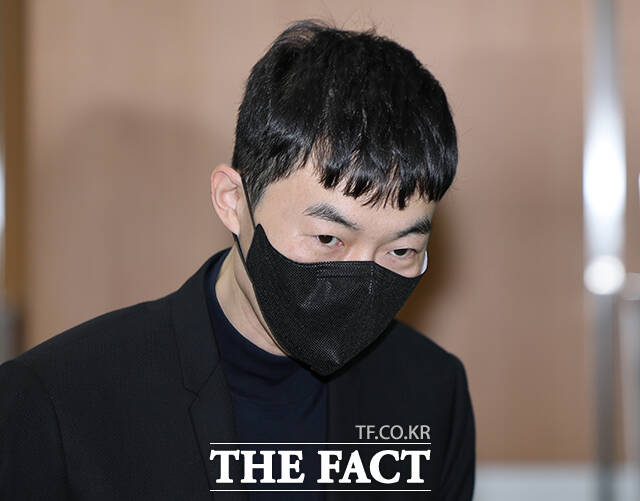 현직 교사들에게 문항을 제공받고 수억 원을 지급한 혐의를 받는 '일타강사' 현우진 씨가 24일 오전 서울 서초구 서울중앙지방법원에서 열린 공판에 출석하던 중 기자들을 피해 발걸음을 돌리고 있다. /박헌우 기자