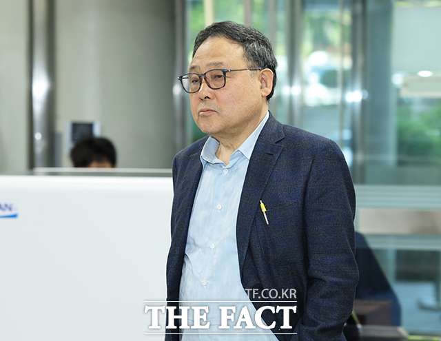 김건희 여사에게 시가 3990만 원 상당의 명품 시계를 전달한 혐의를 받는 서성빈 드론돔 대표가 24일 오전 서울 서초구 서울중앙지방법원에서 열린 공판에 출석하고 있다./박헌우 기자