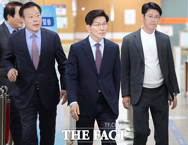 공직선거법 위반 혐의를 받는 김문수 전 고용노동부 장관이 24일 오전 서울 서초구 서울중앙지방법원에서 열린 1심 선고 공판에 출석하고 있다. /박헌우 기자