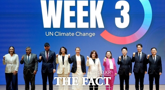 황기연 전라남도 행정부지사(오른쪽 두 번째)가 24일 여수세계박람회장 엑스포홀에서 열린 유엔기후변화협약 기후주간 개회식 행사에서 유엔기후변화협약 부사무총장(오른쪽 네 번째) 등 내빈들과 기념 촬영을 하고 있다. /전남도청