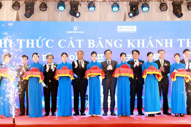 정원주 대우건설 회장이 지난 21일부터 24일까지 이재명 대통령의 베트남 순방에 맞춰 베트남 경제사절단 일원으로 베트남을 방문했다. 사진은 지난 22일 하노이에 위치한 스타레이크시티에서 열린 'B3CC1 복합개발사업' 준공식. 왼쪽부터 응우옌 꿕 히앱 베트남건설협회 회장, 쭝 비엣 중 하노이 부시장, 정원주 대우건설 회장, 김윤덕 국토교통부 장관, 한승 대우건설 글로벌인프라본부 본부장, 한만희 해외건설협회 회장, 김복환 KIND 사장. /대우건설