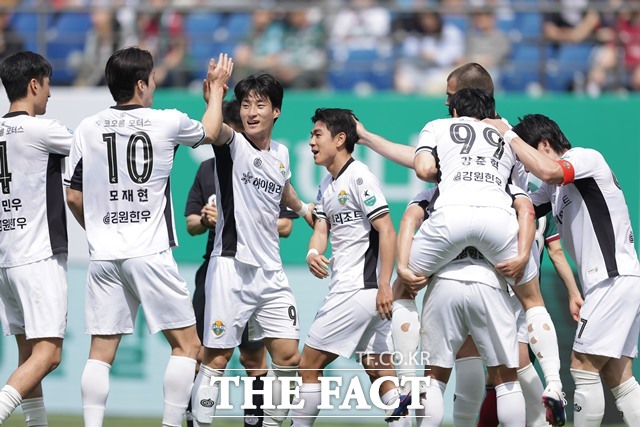 강릉하이원아레나에서 23경기 연속 무패를 달리는 강원FC 선수들./K리그