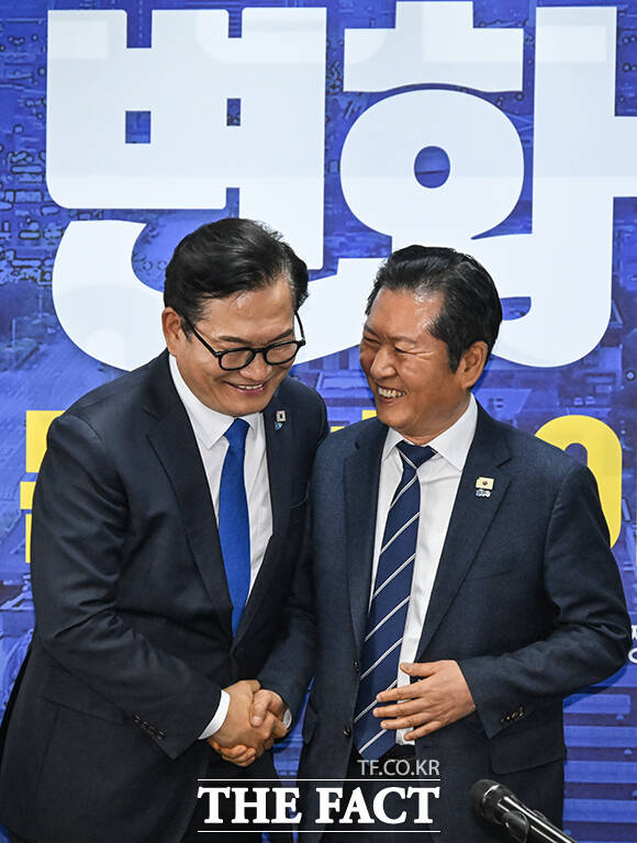 정청래 대표와 최고위원을 비롯한 참석자들이 회의를 앞두고 기념촬영하는 모습.