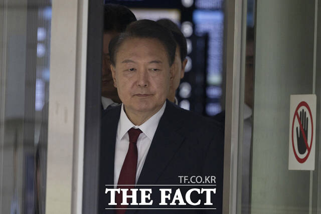 윤석열 전 대통령이 지난해 서울 서초구 서울중앙지방법원에서 열린 내란 우두머리 혐의 사건 1심 공판의 오전 재판 종료 후 점심 식사를 위해 법원을 나서고 있다. /사진공동취재단