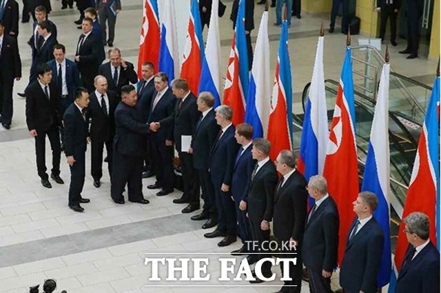 북한이 러시아와 원산갈마해안관광지구에 '조로(북러) 친선병원'을 착공하면서 양국 협력이 보건 분야까지 확대되고 있다. 사진은 2019년 4월 25일 김정은 국무위원장이 블라디미르 푸틴 러시아 대통령과 정상회담을 하기 위해 러시아 극동연방대학교를 방문한 모습. /뉴시스