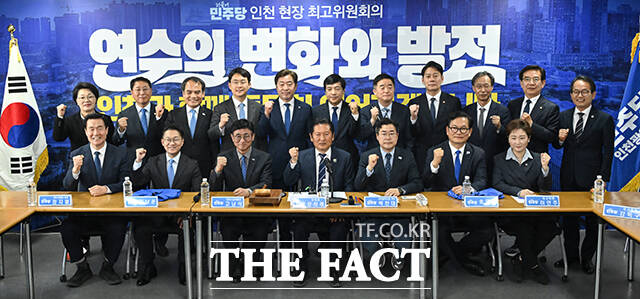 정청래 대표와 최고위원을 비롯한 참석자들이 회의를 앞두고 기념촬영하는 모습.