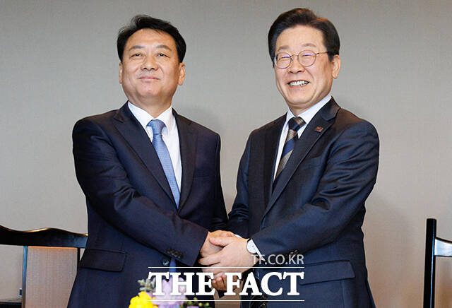 재보궐선거에서 야권의 거센 도전이 예상되자 더불어민주당도 격전지에 한해서는 당의 간판급 인사들을 내세워 승리를 도모할 것이라는 관측이 나온다. 강원도지사를 지낸 이광재 전 국회사무총장의 공천 가능성이 거론된다. 사진은 지난해 3월 이재명 당시 민주당 대표(오른쪽)와 이광재 전 국회사무총장이 회동에 앞서 기념사진 촬영에 나선 모습. /박헌우 기자