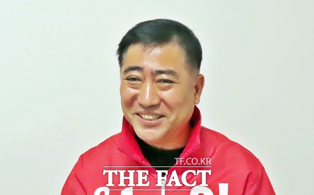 이범수 공주시의원 예비후보가 23일 공주시 신관동 선거사무소에서 더팩트와 인터뷰를 하고 았다. /김형중 기자