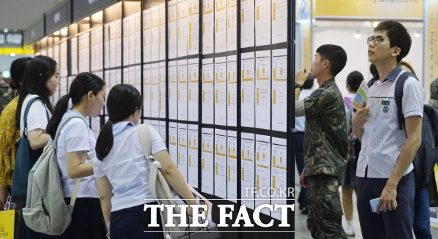 2017 KB굿잡 우수기업 취업박람회가 2017년 6월 22일 경기도 고양시 킨텍스에서 개막된 가운데 고등학생들과 국군 장병들이 취업게시판을 보고 있다. /더팩트 DB