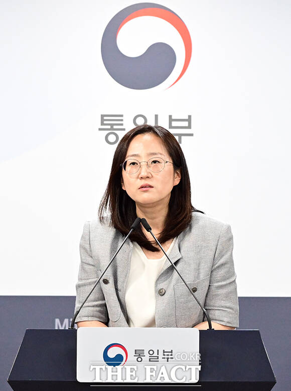 장윤정 통일부 부대변인이 24일 오전 서울 종로구 정부서울청사에서 현안 관련 정례브리핑을 하고 있다. /임영무 기자