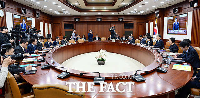 구윤철 부총리 겸 재정경제부 장관이 24일 오전 서울 종로구 정부서울청사에서 열린 비상경제본부회의 겸 국가창업시대 전략회의에 참석해 모두발언을 하고 있다. /임영무 기자