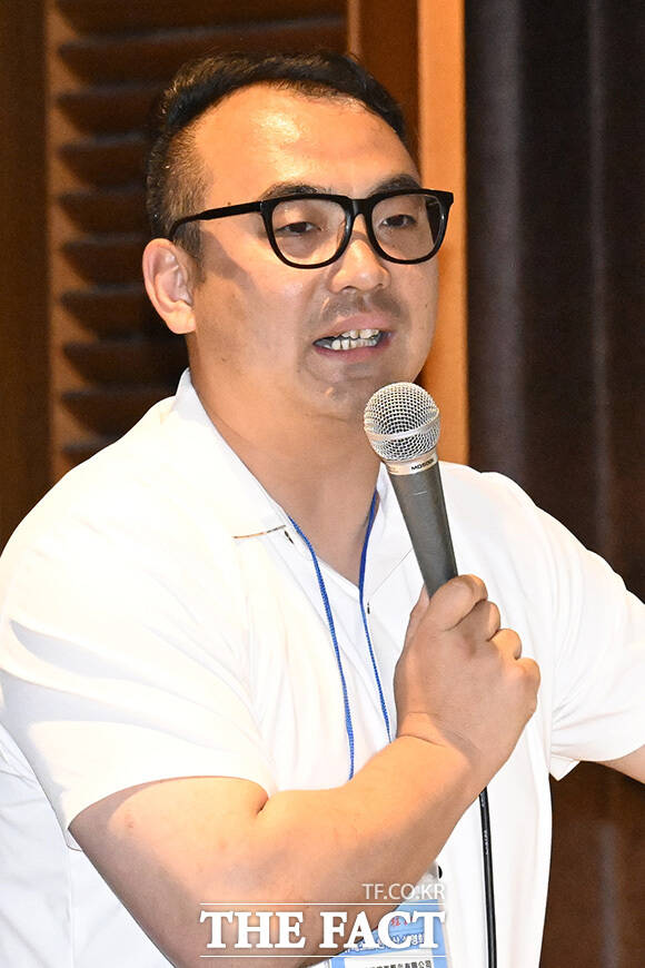 참석자들이 천주산에 대한 설명을 듣고 있다.