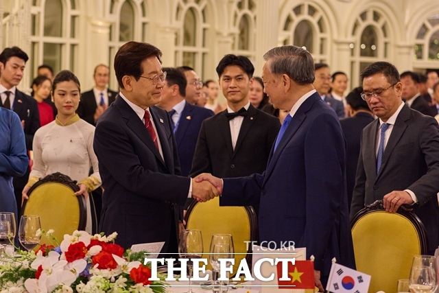 이재명 대통령은 국빈방문 마지막 일정으로 24일(현지시간) 오전 또 럼 당서기장과 하노이 탕롱황성에서 친교의 시간을 가졌다. 이 대통령과 또 럼 당서기장이 22일 하노이 국제컨벤션센터에서 열린 국빈만찬에서 악수하고 있다. /청와대